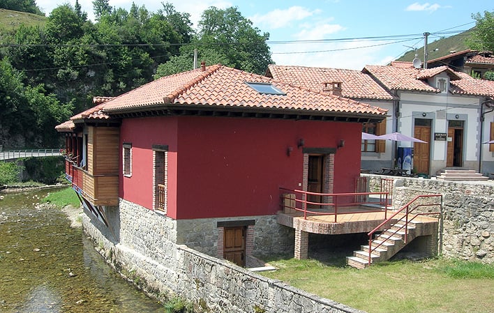  Casa Cuadriello** En el pueblo de La Riera, al lado de Covadonga.