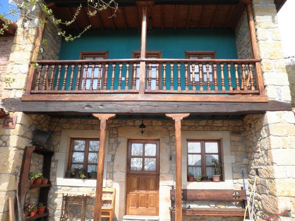 Casa  Santu Colás** Casa en el pueblo de Corao.