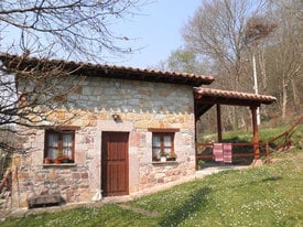    La Cabaña y La Capilla* Celango, Cangas de Onís.