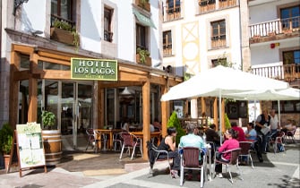 Los Arcos Plaza de Camila Beceña, 3 Cangas de Onís. Restaurante sidrería en la plaza de Camila Beceña, a lado del ayuntamiento. Platos, raciones y menú.